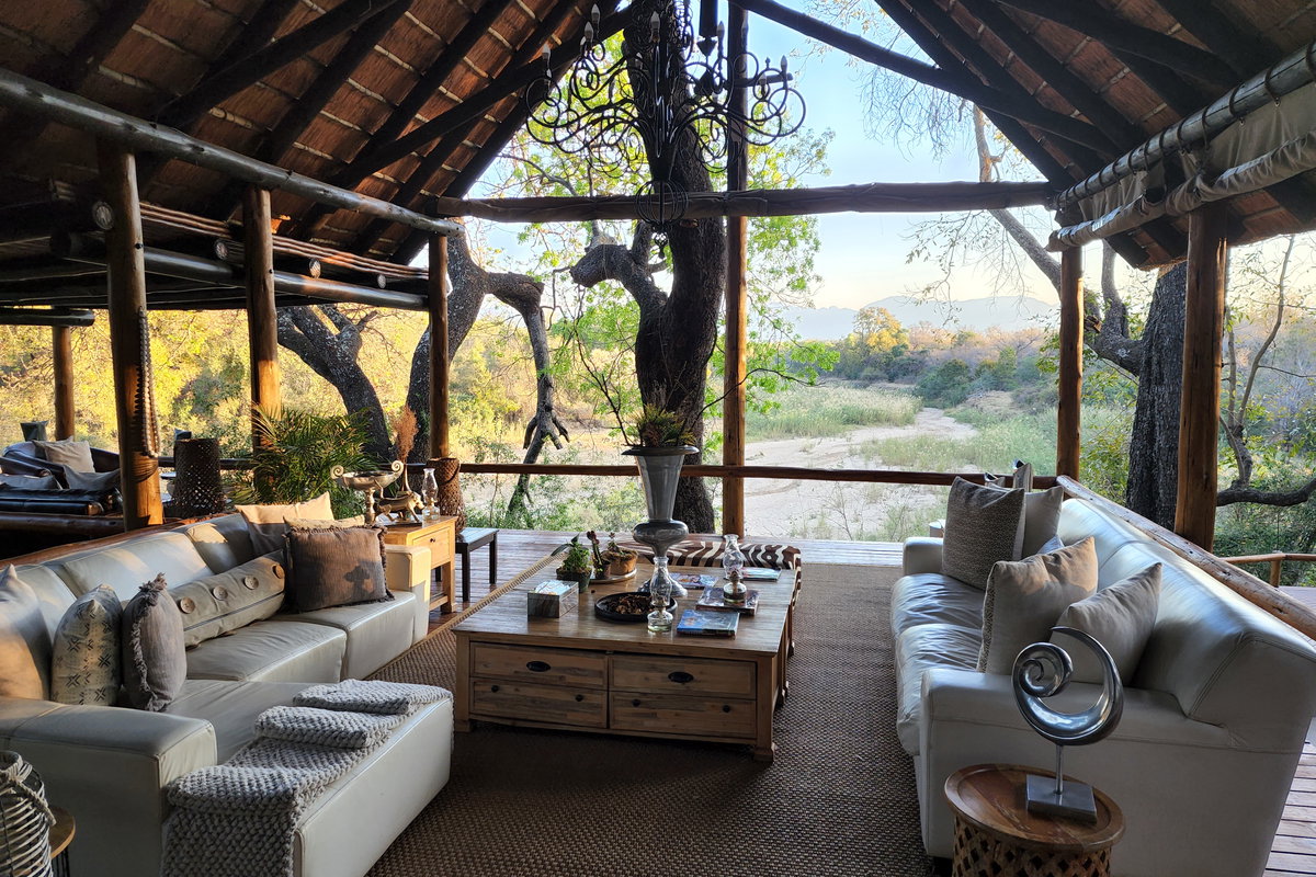Salon du Kuname Safari Lodge ouvert sur la savane